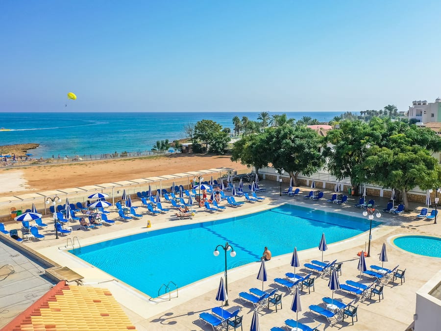 2 piscinas al aire libre, sombrillas, sillones reclinables de piscina