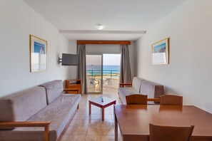 In-room safe, blackout drapes, soundproofing, iron/ironing board - Tetyk Hotel (Paralimni)