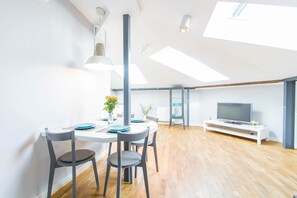 1 habitación, tabla de planchar con plancha, cunas y wifi gratis