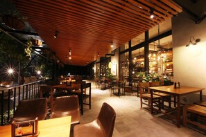 Outdoor dining - Hay Bandung (Bandung)