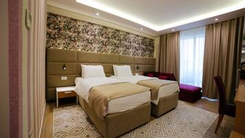Minibar, tirai kedap cahaya, Wi-Fi gratis, dan seprai linen