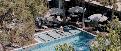 Een buitenzwembad, open van 09.00 uur tot 19.00 uur, en ligstoelen