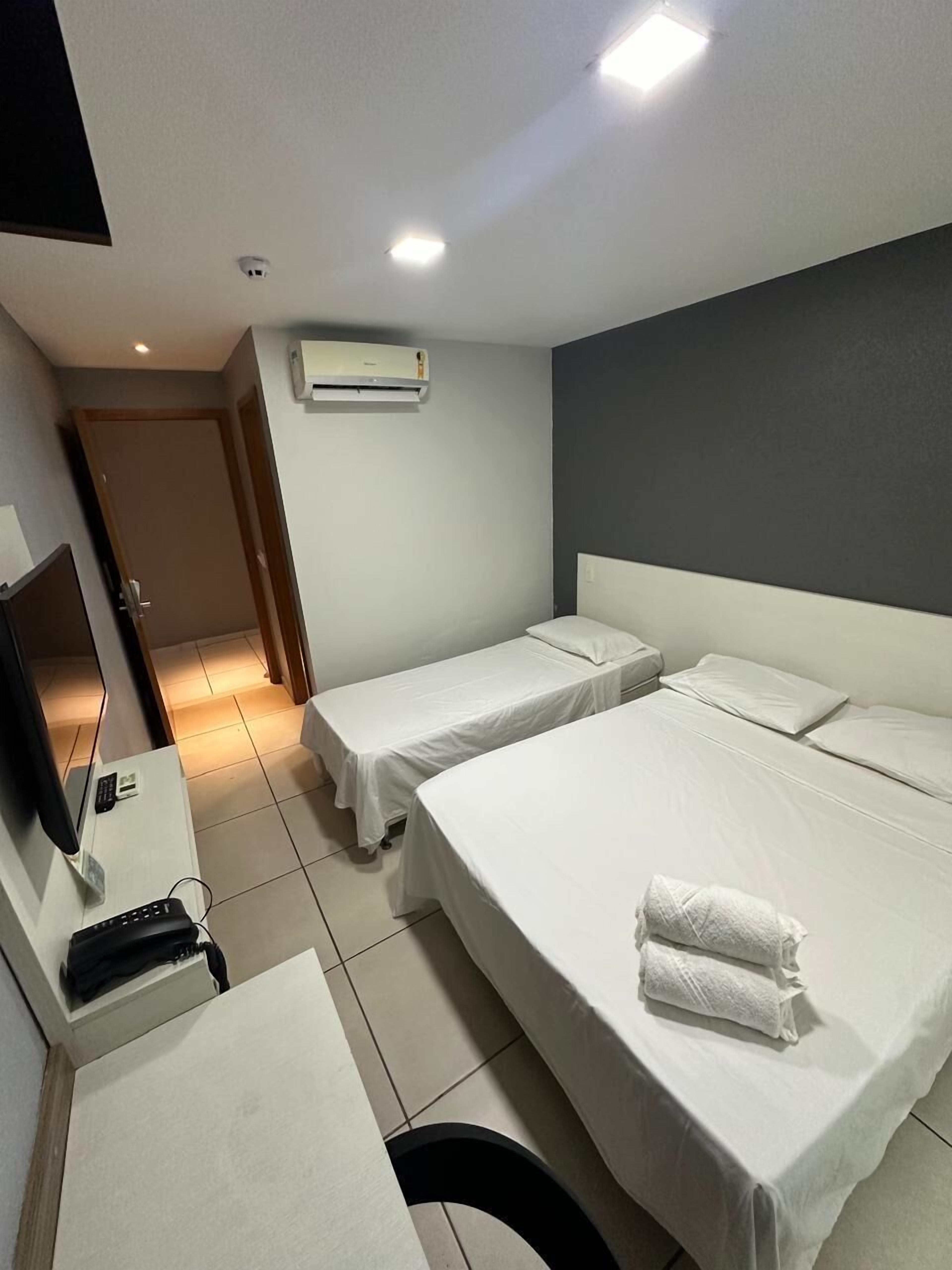 Triple Room | Desk, soundproofing, iron/ironing board, free WiFi