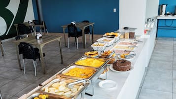 Café da manhã com buffet grátis todos os dias