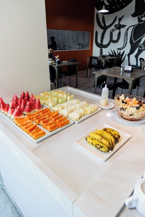 A buffet with various fruits and a bowl of mixed fruit salad. - Rota 232 Hotel (Caruaru)