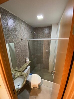 Shower, towels - Rota 232 Hotel (Caruaru)