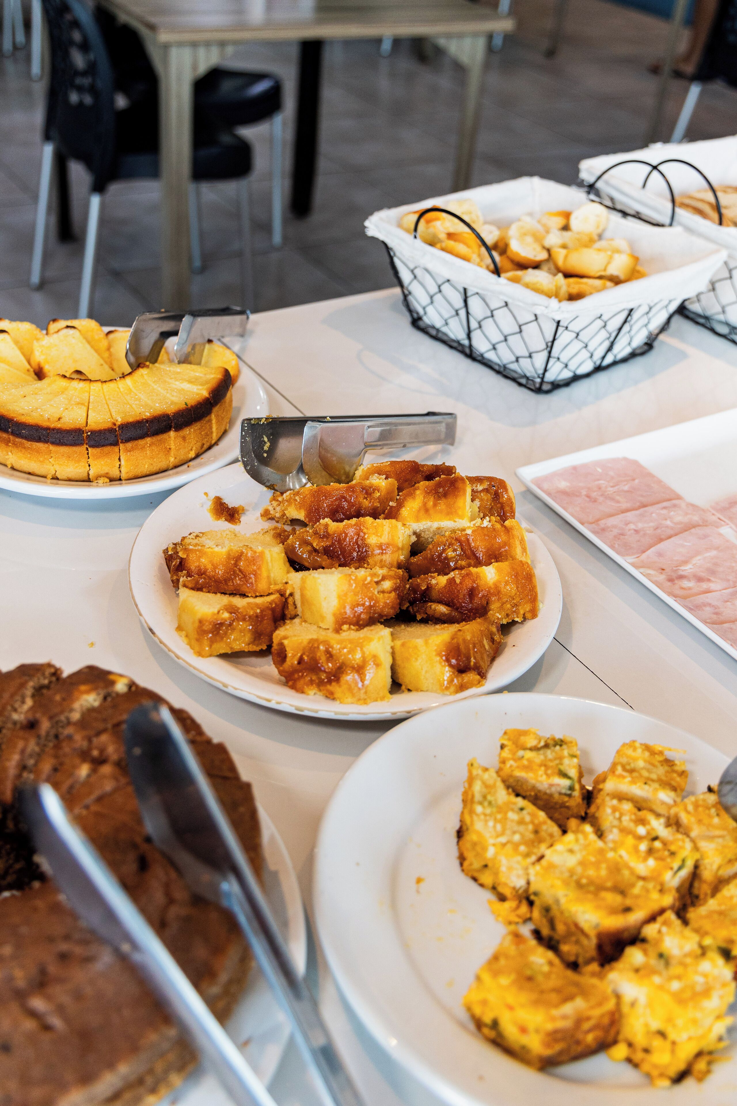 بوفيه فطور مجانًا يوميًا