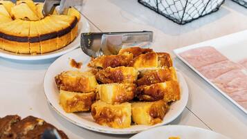 بوفيه فطور مجانًا يوميًا