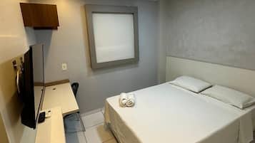 Escritorio, insonorización, tabla de planchar con plancha y wifi gratis