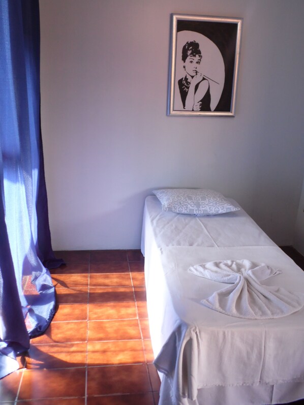 Minibar, free WiFi, bed sheets