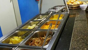 Un buffet proposant une variété de plats, notamment des pommes de terre, des frites et des carottes.