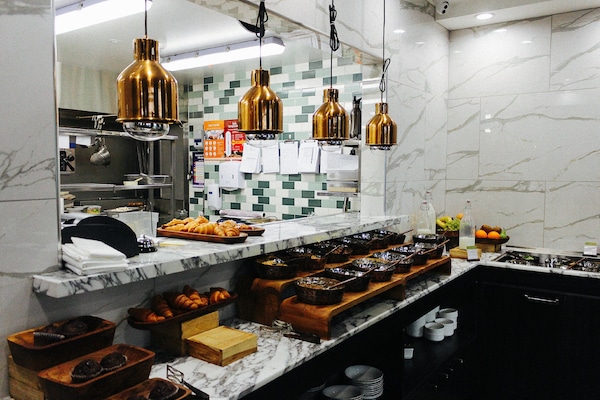 Buffet breakfast for a fee on weekends