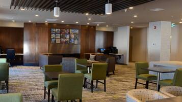 朝食、ランチ、ディナーに営業