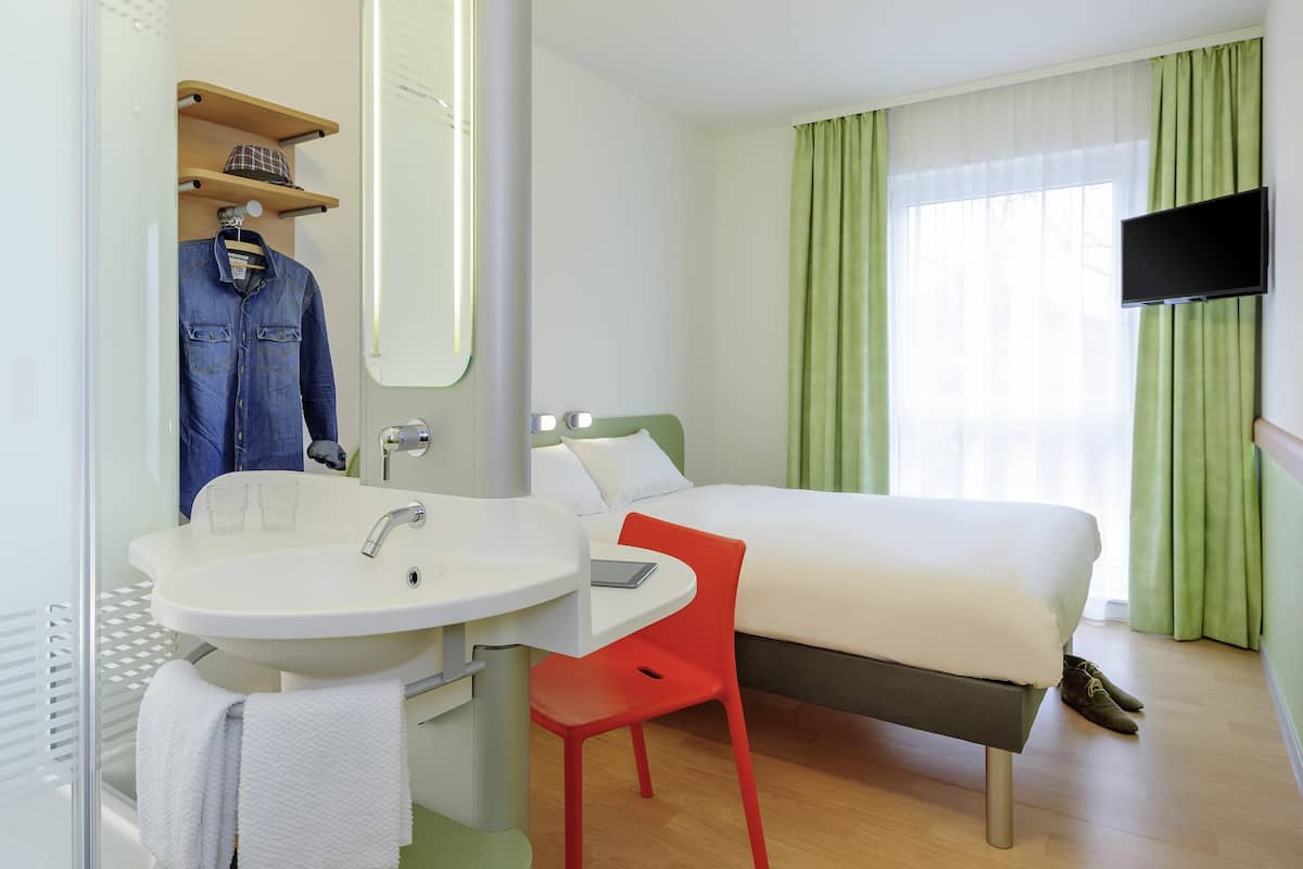 Habitación doble estándar, 1 cama matrimonial | Ropa de cama hipoalergénica, escritorio y cortinas blackout