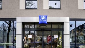 A building with a sign for 'ibis budget hotels' above the entrance. - Ibis Budget Bamberg (Bamberg)