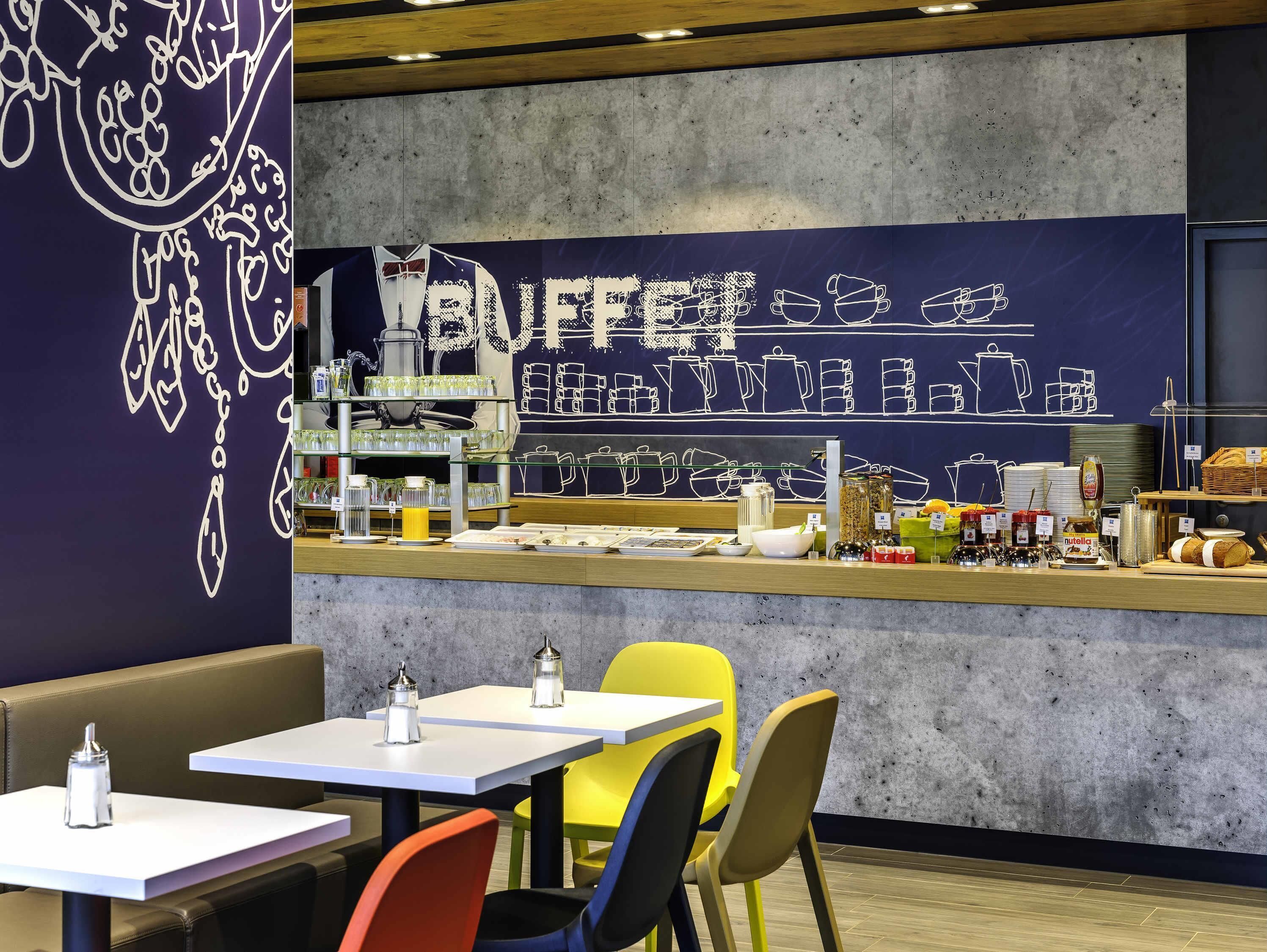 Desayuno buffet diario (EUR 13 por persona)