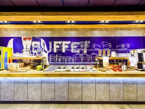 Daily buffet breakfast (EUR 13.5 per person) - Ibis Budget Hamburg City (Hamburg)