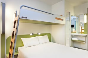 Loft estàndard, 1 llit doble | Bany | Dutxa, tovalloles, xampú i paper higiènic