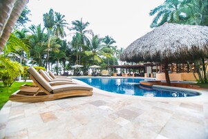 Una piscina al aire libre