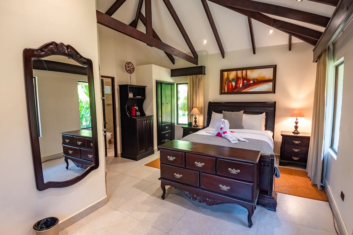 Premium bedding, in-room safe, individually decorated