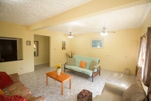 Villa económica, 2 habitaciones, con acceso para personas discapacitadas, alberca privada | Sala de estar