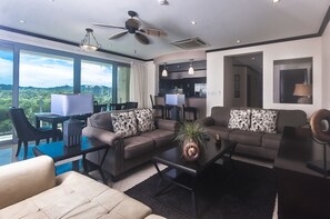 Premium Apartment, 3 Bedrooms, Ocean View, Beachfront | Living room