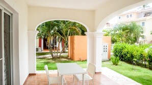 Two Bedroom Apartment - Close to the Beach | 露台/庭院