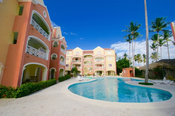 Una piscina al aire libre