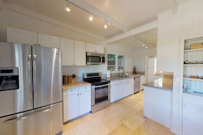 Fridge, microwave, oven, stovetop - Puako Tropical Garden Retreat - Across from Beach - New AC (Waimea)