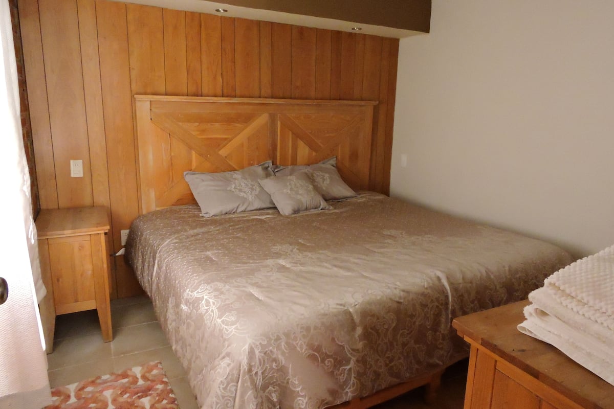 Standard-Ferienhütte, 2 Schlafzimmer, Hügelblick, zum Garten hin | Zustellbetten, Bettwäsche