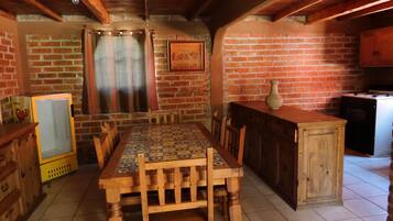 Cabaña familiar, 3 habitaciones, vista a la colina, en el área del jardín | Servicio a la habitación