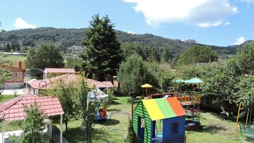 Habitación básica doble de uso individual, 1 cama King size, vista al patio | Área de juegos infantiles al aire libre