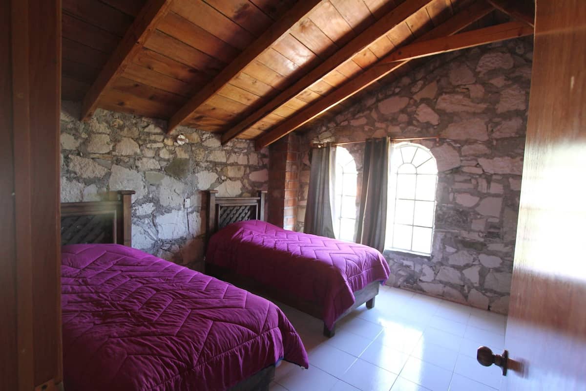 Familien-Ferienhütte, 2 Schlafzimmer, Hügelblick, zum Garten hin | Zustellbetten, Bettwäsche
