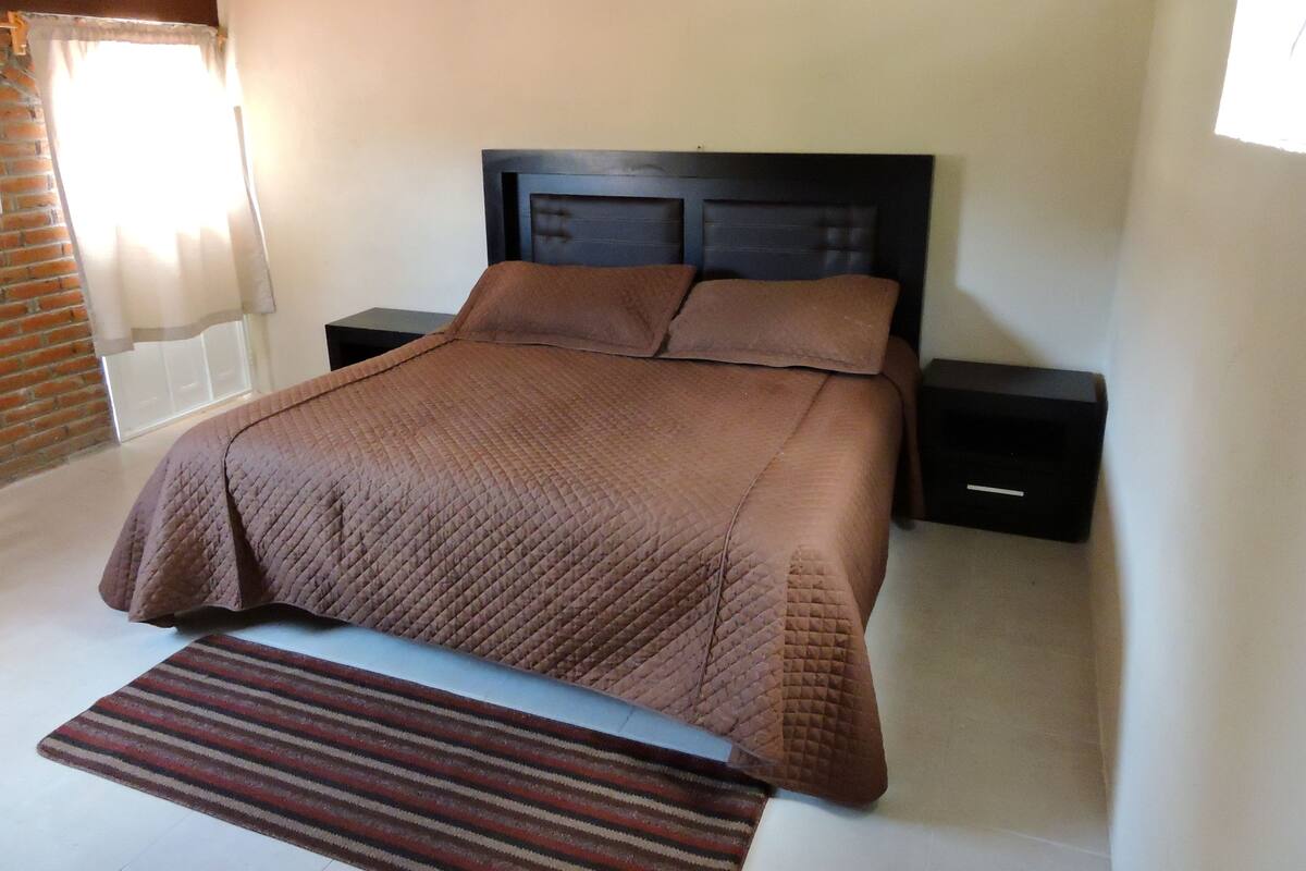 Basic-Doppelzimmer zur Einzelnutzung, 1 King-Bett, Blick auf den Innenhof | Zustellbetten, Bettwäsche