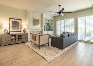 Téléviseur connecté, foyer, lecteur de DVD, livres