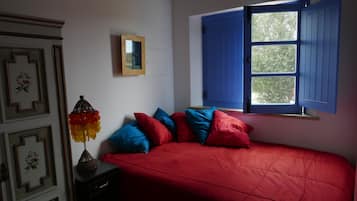 3 habitaciones, tabla de planchar con plancha y cuna de viaje
