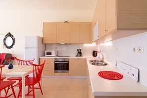 Fridge, microwave, oven, stovetop - Elegant House Close To The Beach (Kato Gouves)