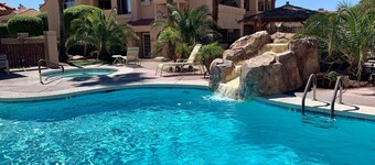 Just Remodeled! Perfect location condo! Walk right to the lake and restaurants!