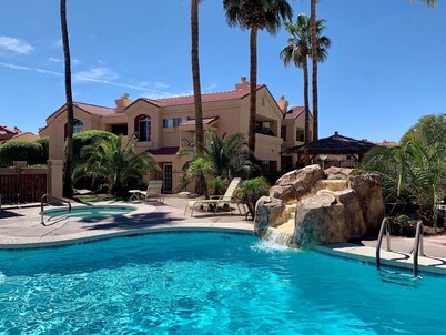 Just Remodeled! Perfect location condo! Walk right to the lake and restaurants!