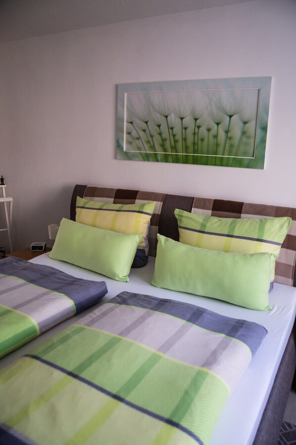 2 makuuhuonetta, tallelokero huoneessa, työpöytä, silitysrauta/-lauta