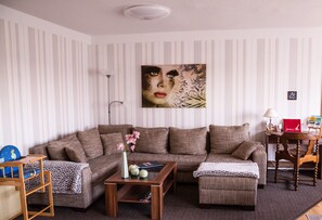 TV, lettore DVD, libri, biblioteca musicale