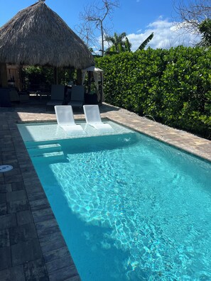 Una piscina al aire libre