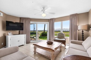 Télévision, lecteur de DVD, chaîne hi-fi