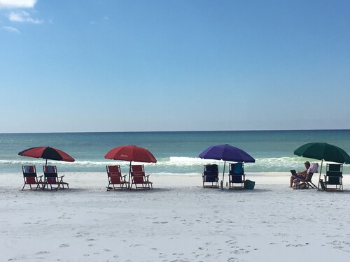  Perfect location! Ground floor, 40 Steps to Pool or Beach! Pets Welcome!