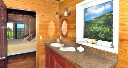 Fish Tales, una casa de estilo caribeño con piscina, a pie de Reef Bay Beach