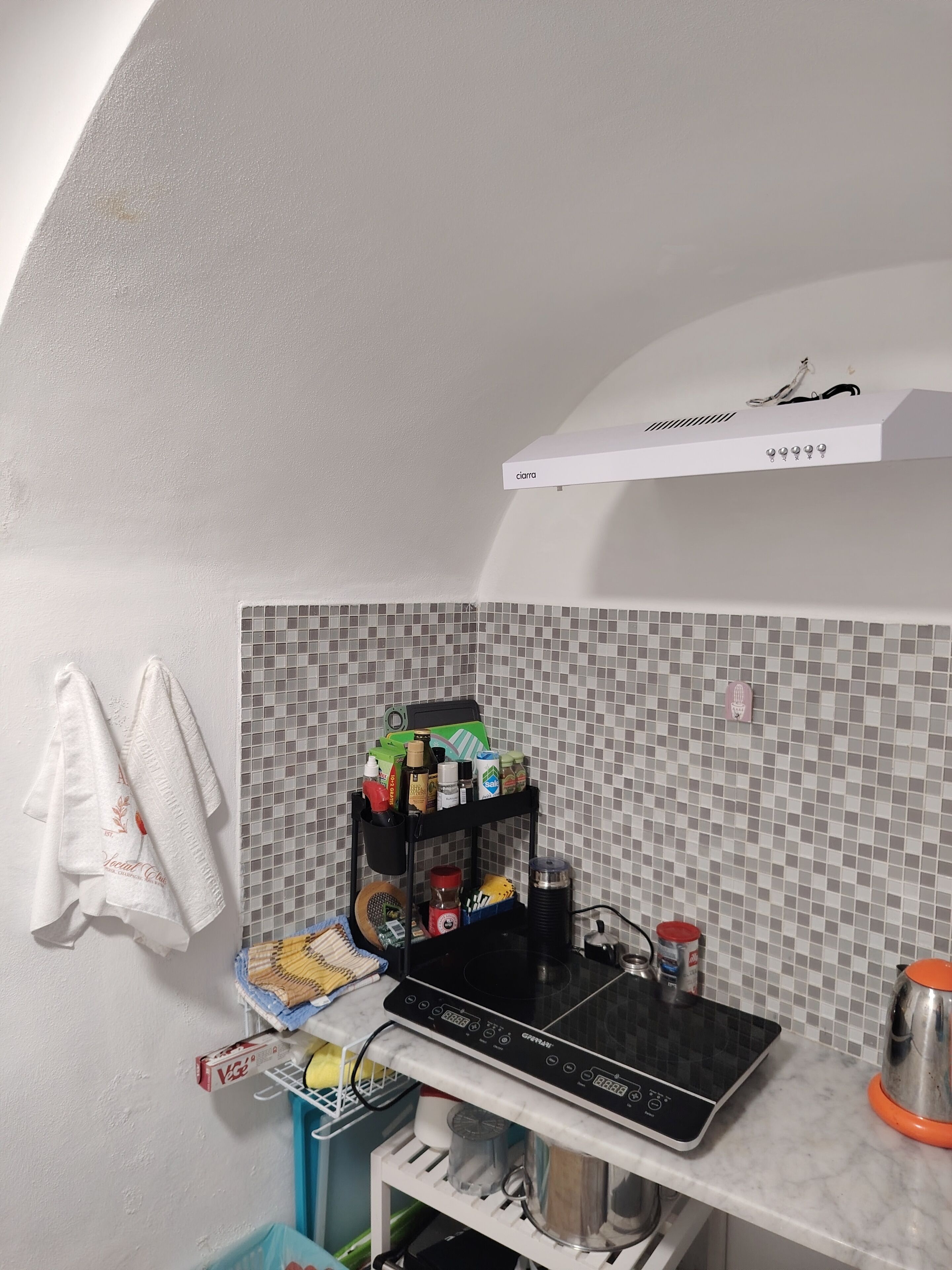 Kühlschrank, Mikrowelle, Herdplatte, Wasserkocher mit Kaffee-/Teezubehör