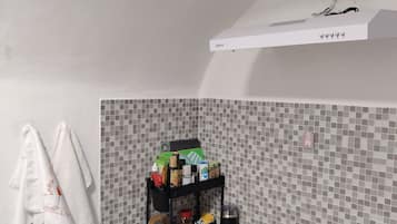 Kühlschrank, Mikrowelle, Herdplatte, Wasserkocher mit Kaffee-/Teezubehör