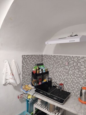 Réfrigérateur, micro-ondes, plaque de cuisson, cafetière/bouilloire