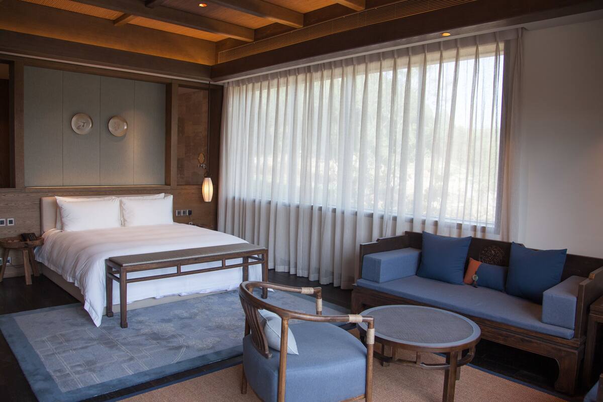 Minibar, escritorio, cortinas opacas y wifi gratis
