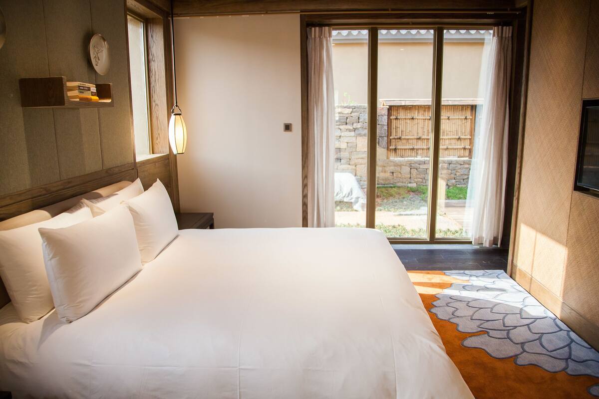 Minibar, escritorio, cortinas opacas y wifi gratis